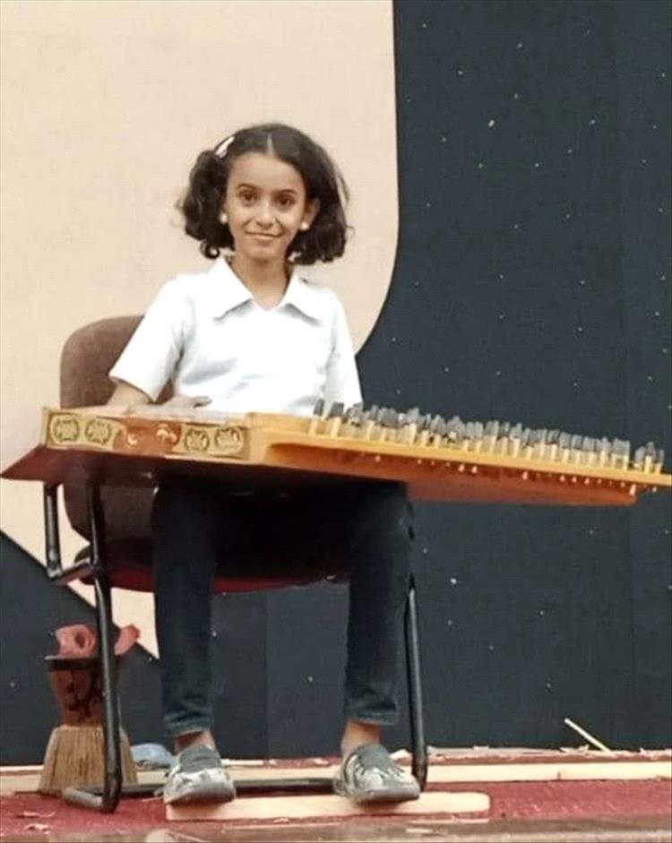 الطفلة صفية إبراهيم.. نجم يمني صغير يعزف الأمل بين أنغام القانون