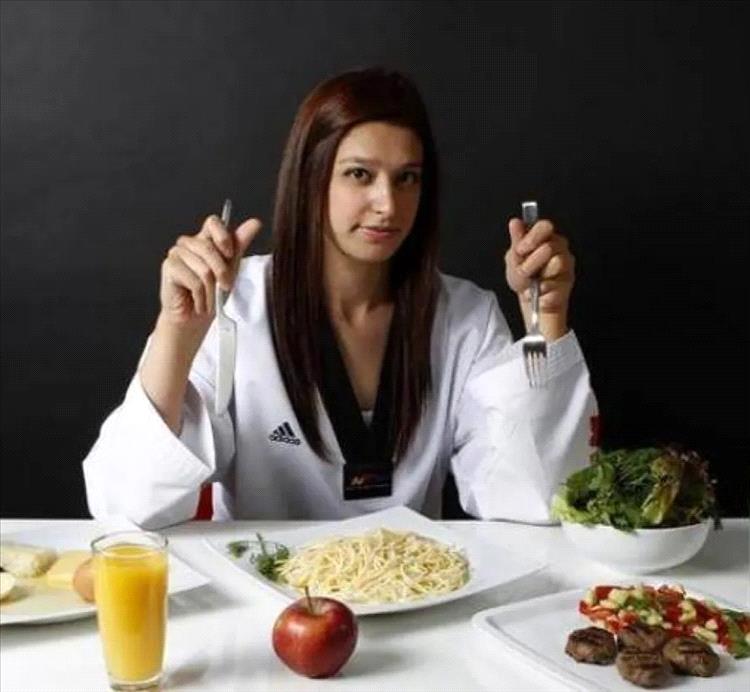 كم ساعة يجب أن تفصل بين وجبة وأخرى؟