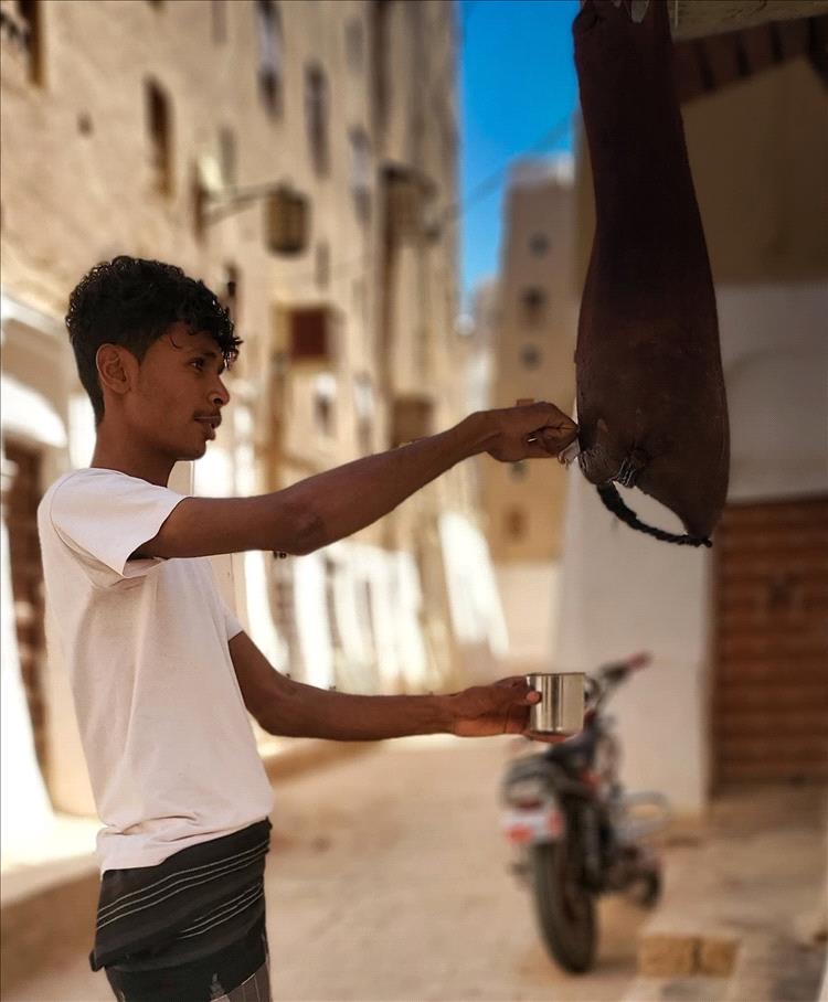 عودة “ماء الشول” في حضرموت… الطبيعة تنتصر وسط انقطاع الكهرباء وتردي الخدمات