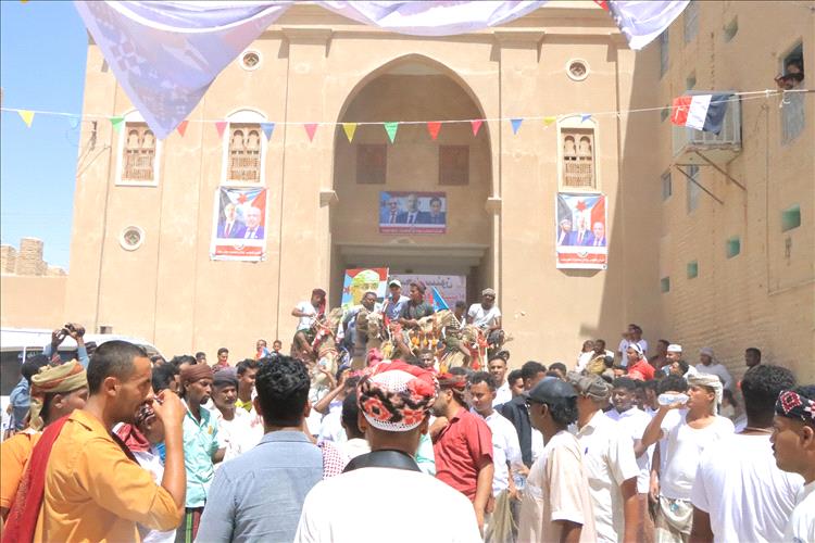 شباب سحيل سيئون يستقبلون فريق الهجن بمدينة تريم بالزوامل والمرازح ضمن الاحتفالات العيدية بالحي