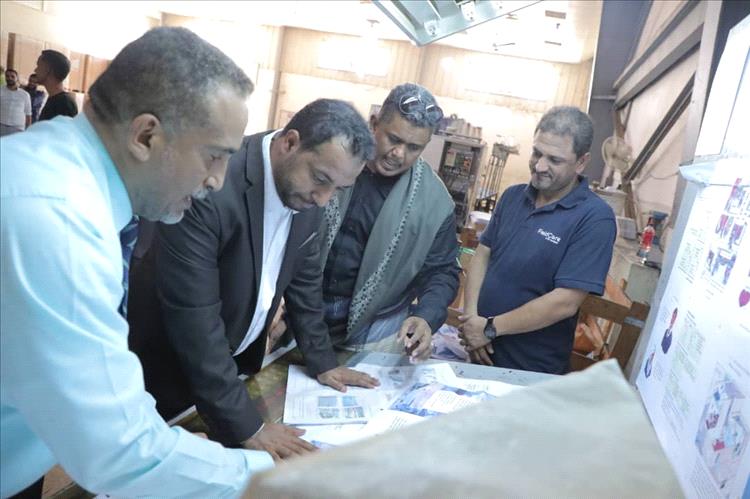 وزير التربية يطّلع على سير العمل بمطابع الكتاب المدرسي في حضرموت خلال إجازة عيد الأضحى