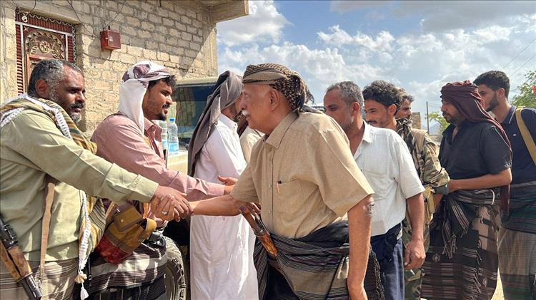وصول فريق “الرايات البيضاء” إلى منزل الشيخ علي القفيش لمساندة جهود فتح طريق عقبة ثرة في أبين