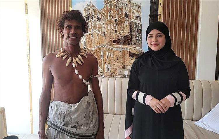 رجل الكهف إلى جانب الفنانة ماريا قحطان في تعز.. صورة تثير تفاعلاً واسعاً