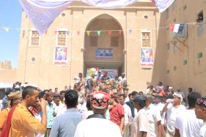 شباب سحيل سيئون يستقبلون فريق الهجن بمدينة تريم بالزوامل والمرازح ضمن الاحتفالات العيدية بالحي