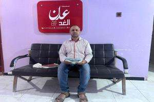 مواطن من كريتر يشكو محاولة جاره إزالة بلكونة شيدها لعلاج زوجته